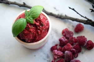 Malinov&aacute; zmrzlina s bazalkou